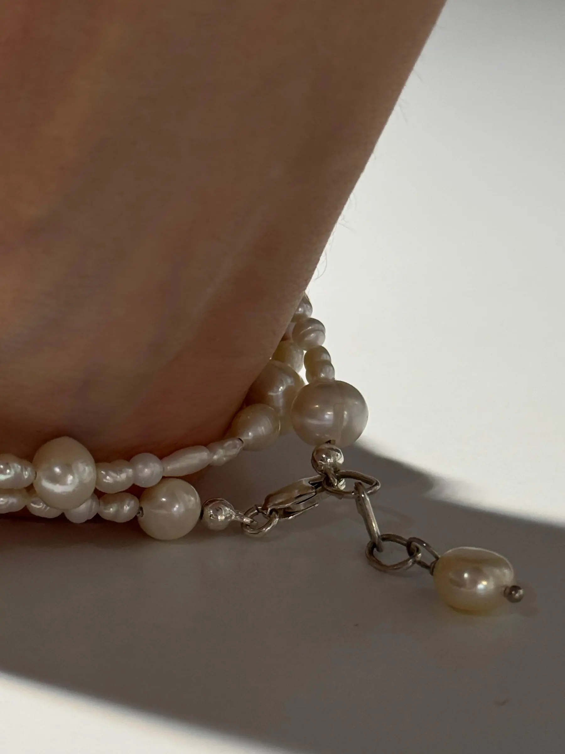 Pearl pieces worn on the hand and ankle