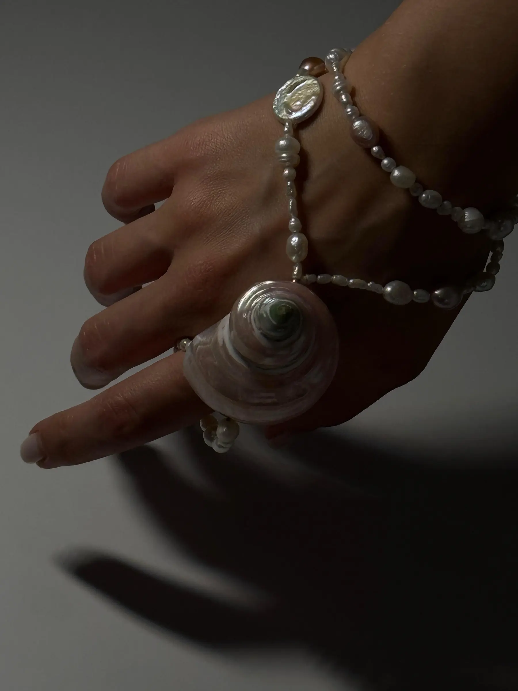 Pearl pieces worn on the hand and ankle